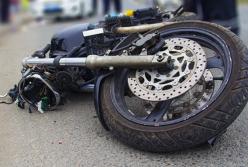 В Киеве девушка на мотоцикле въехала в автомобиль