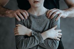 На Черниговщине мужчина насиловал несовершеннолетнюю дочь