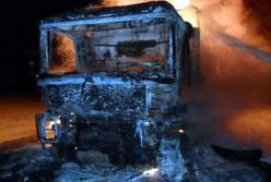 В Одесской области масштабный пожар уничтожил три фуры с фруктами (фото)