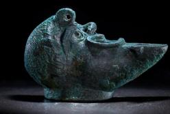 Археологи обнаружили загадочную бронзовую лампу в стене здания (фото, видео)