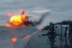 Україна атакувала танкер РФ у Чорному морі: відео моменту