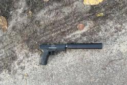 На Киевщине беглый преступник устроил перестрелку и ранил двух полицейских (фото)