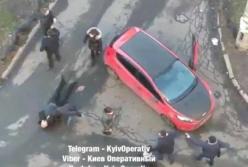 В Киеве "скорая" не могла проехать на вызов из-за припаркованного авто и произошла драка