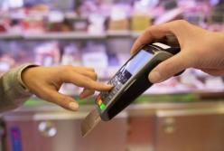 Почти половину средств с карт украинцы тратят на еду