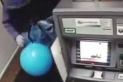 На Харьковщине пытались вскрыть банкомат с помощью шариков (видео)