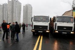 Кличко в костюме Деда Мороза открыл движение по Шулявскому мосту (видео)