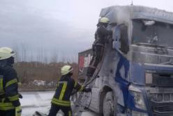 Под Киевом загорелась фура: водитель получил ожоги (фото)