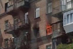 В Киеве горит многоэтажка, людей эвакуируют (видео)