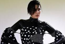 Кожаные перчатки и стрипы: партнер MARUV на "Танцях з зірками" примерял образ певицы (фото)