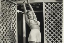 В Сети продают редкие снимки Мэрилин Монро, среди которых фото топлес (фото)