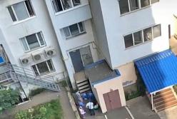 В Одессе, выпав с 8 этажа, разбился полуторагодовалый мальчик (видео)