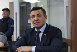 Тищенку обрали запобіжний захід, у відповідь він дістав сало з часником для лобів корупціонерів (відео)