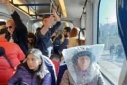 Фото бабушки, которая спасается от коронавируса, само стало вирусным