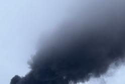 Росіяни вдарили по нафтопроводу неполадік Польщі? У Бродах сильний дим, відмінили школи (відео)