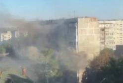У Запоріжжі реактивний дрон атакував багатоповерхівку, багато диму: відео прильоту