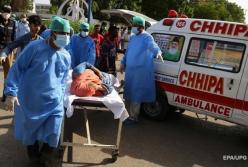 На месте крушения самолета в Пакистане найдены десятки выживших