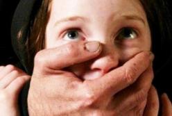Отец чуть не изнасиловал 5-летнюю дочь