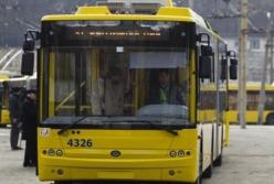 В Киеве троллейбус протащил по земле зажатую дверями пассажирку