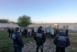 Избивали и морили голодом: под Одессой из трудового рабства освободили 30 человек