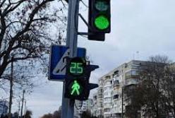 В Харькове пьяный водитель уснул на светофоре, пока ждал зеленый сигнал (видео)