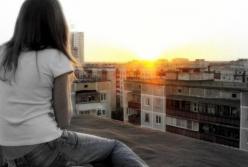 В Харькове девочка-подросток спрыгнула с крыши высотки на глазах у подруги