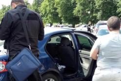 В Харькове на оживленном перекрестке в авто обнаружили труп (фото)