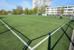 "Зараз їх будуть оперувати": на шкільний стадіон в Харкові прилетіло, коли у футбол грали діти (відео)