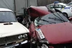 В Киеве пьяный водитель врезался в 6 авто: из-за ДТП задерживается движение троллейбусов (видео)