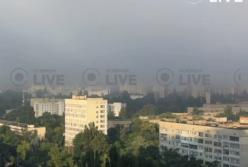 Київ затягнуло димом після нічної балістичної атаки, горять склади в Голосіївському районі (відео)