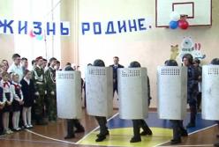 «Палкой сверху, бей!»: в российской школе показали разгон митинга (видео)