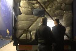 На границе с Польшей задержали контрабанду одежды на 12 миллионов гривен (фото, видео)