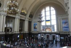 На вокзале в Киеве женщина ударила полицейского, а мужчина распылил ему в лицо газ