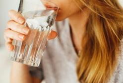 Диетолог назвала норму воды при похудении