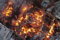 У Миколаєві російські ракети розгатили склад гумдопомоги: згоріли тисячі тонн продуктів, призначених для нужденних (відео)