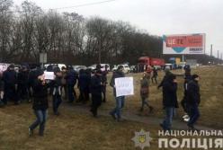 На Ровенщине протестующие против строительства завода перекрыли дорогу (фото)