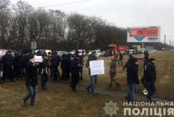 На Ровенщине протестующие против строительства завода перекрыли дорогу (фото)