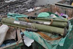 В Житомире в мусорник выбросили гранатометы (фото)