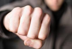 В Днепре неизвестный мужчина нападает на девушек, бьет в лицо и убегает (фото)