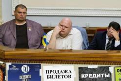 Гадаю и делаю ставки: нардеп "Юзик" стал героем фотожаб из-за необычного занятия в Раде