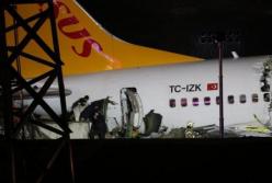 Развалился на части: в аэропорту Стамбула потерпел крушение самолет (фото, видео)