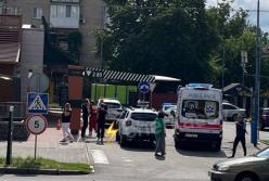 З "Макдональдса" у Черкасах винесли закривавленого чоловіка, він стріляв сам у себе (відео)