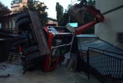 В центре Киева экскаватор упал на жилой дом (фото)