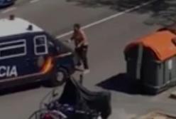 В Испании полуголый мужчина с оружием протестует против карантина (видео)