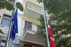 Посольство Данії в Україні приспустило прапори вшановуючи пам'ять Короля Норвегії