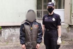 Приползла к соседу: в Луганской области мать посадила дочку на цепь для "воспитания"