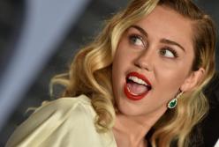 Майли Сайрус удивила обнаженным фото в гробу