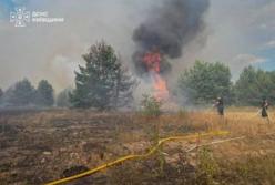На Київщині другий день гасять масштабну пожежу на стихійному звалищі