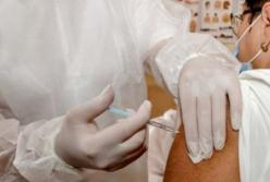 Список профессий для вакцинации расширят еще дважды