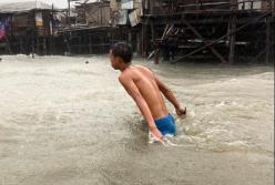 На Филиппины обрушился тайфун, 140 тысяч эвакуированных (фото)