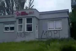В Мариуполе отделение "Новой почты" превратили в морг: появилось жуткое фото